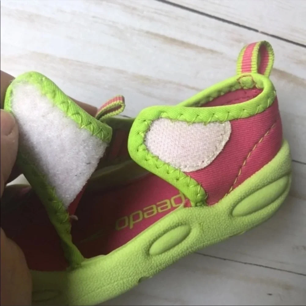 Size small 5/6. Speedo water shoes